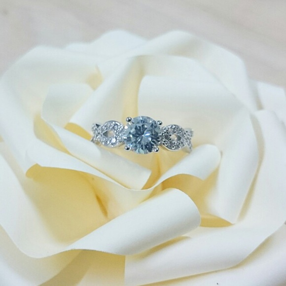 NEW 925 Sterling Silver 1.5  Cubic Zirconia Ring Size 7 or Size 8 - Picture 2 of 8